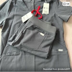 Figs Charcoal Casma Three-Pocket Scrub Top and bottom